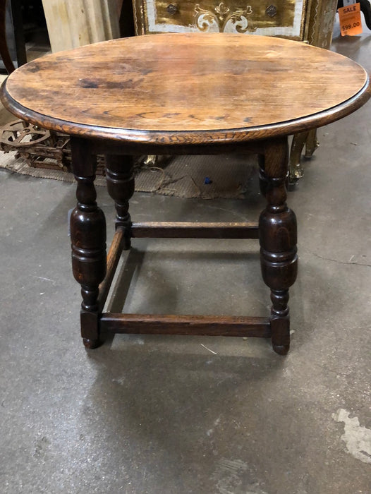 SMALL OAK OVAL SIDE TABLE