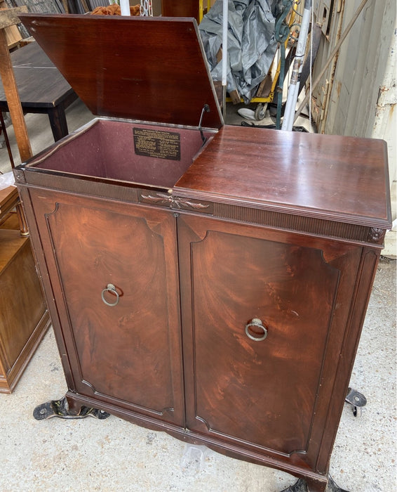 MAHOGANY RADO/PHONOGRAPH CONSOLE