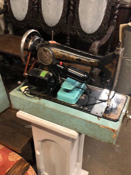 SMALL SINGER SEWING MACHINE IN CARRY CASE