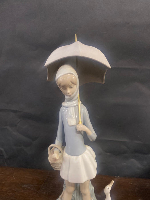 LLADRO GIRL WITH UMBRELLA AND DUCKS