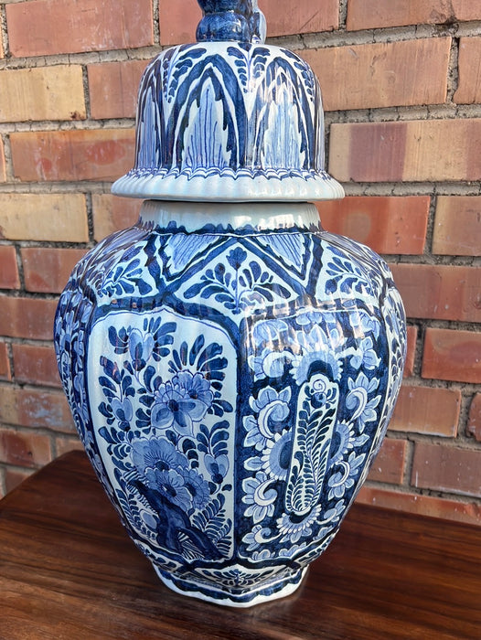 LARGE DELFT BLUE AND WHITE GINGER JAR