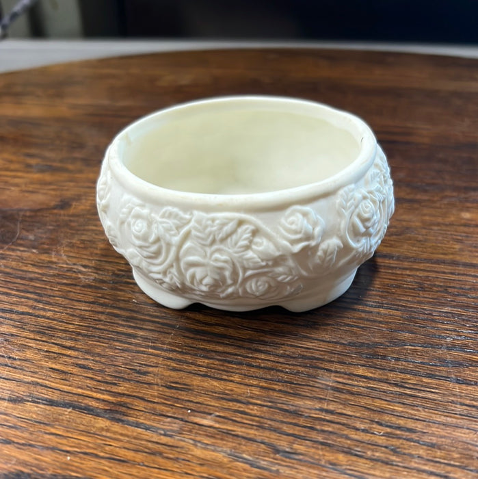 WHITE CERAMIC POWDER BOX WITH NO TOP - AS FOUND