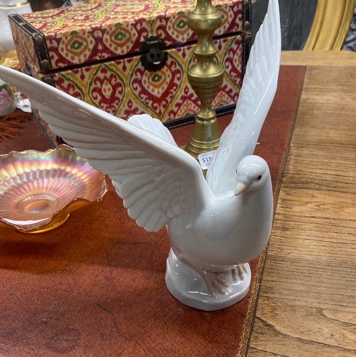 RETIRED LLADRO DOVE "IN FLIGHT" FIGURINE