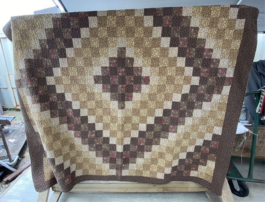 BROWN FLORAL SQUARE PATTERN QUILT WITH 2 PILLOW SHAMS