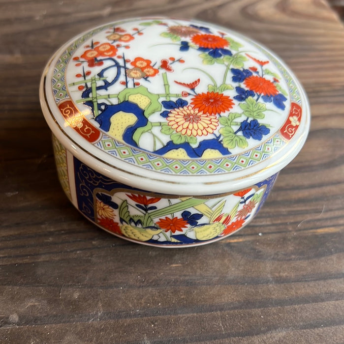 SMALL ROUND JAPANESE FLORAL PORCELAIN BOX