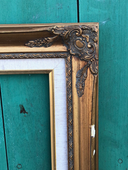 MEDIUM GOLD FRAME WITH LINEN FILET