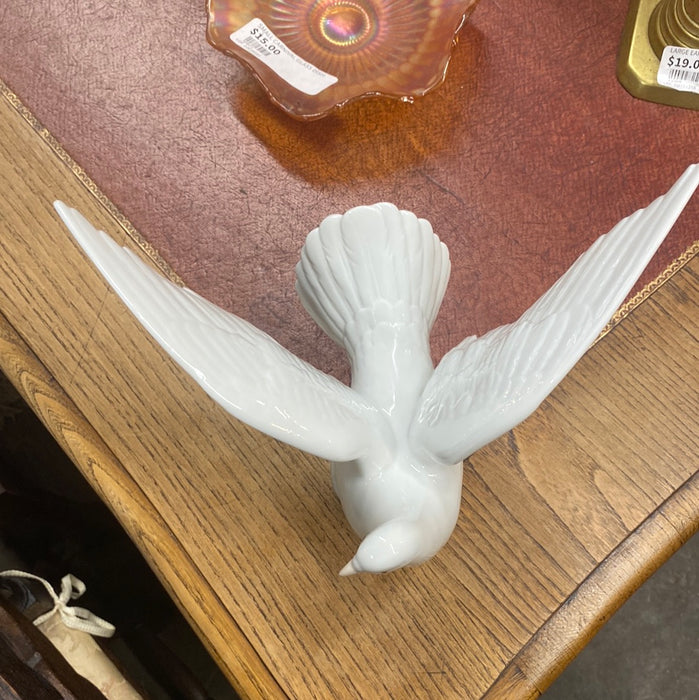 RETIRED LLADRO DOVE "IN FLIGHT" FIGURINE