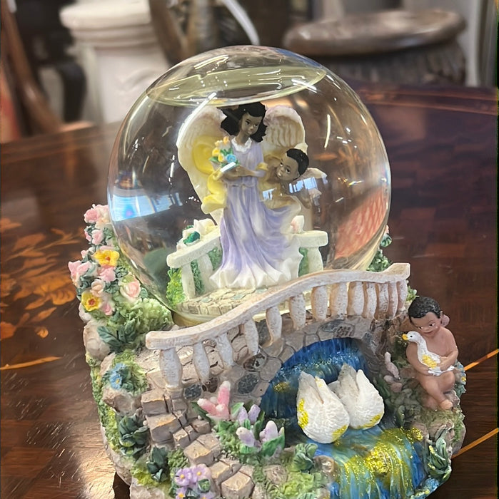 ANGEL AND CHILD SNOWGLOBE