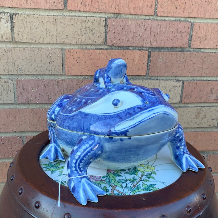 LARGE BLUE AND WHITE PORCELAIN FROG SHAPED BOX