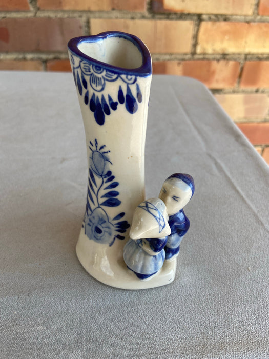 DELFT HEART SHAPED VASE WITH KISSING COUPLE