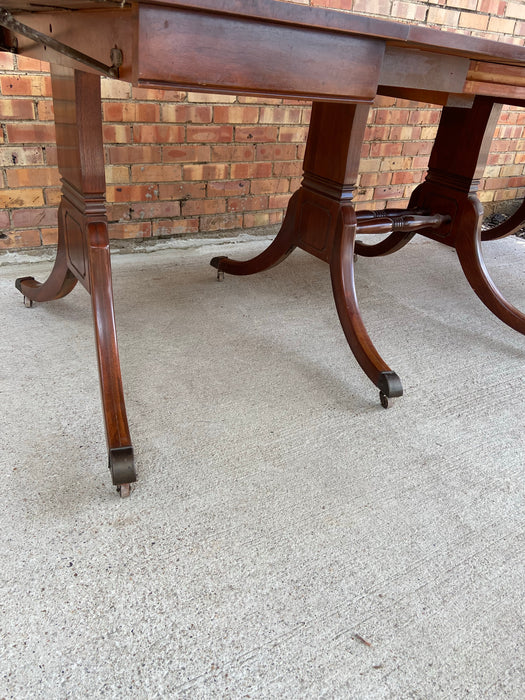 DUNCAN PHYFE DROP LEAF TABLE WITH 4 LEAVES