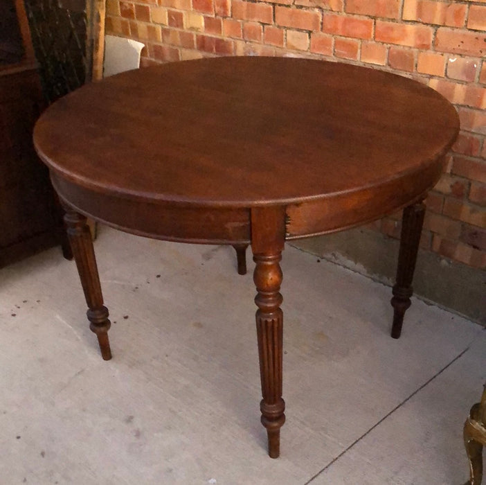 LOUIS PHILIPPE REEDED LEG ROUND OAK TABLE