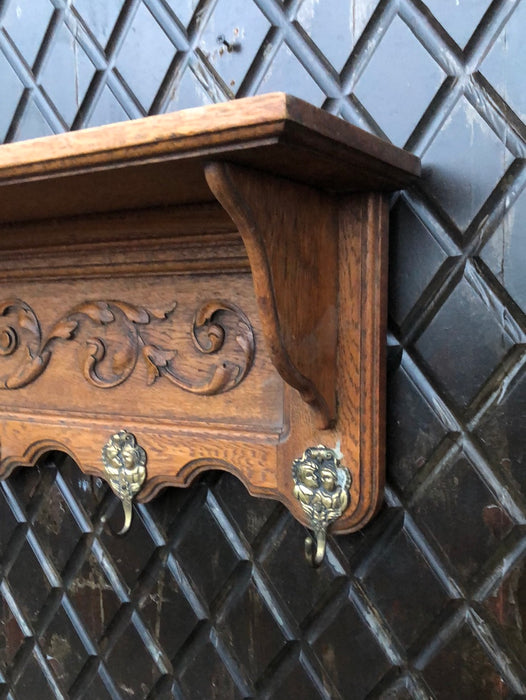 FOLIATE CARVED OAK WALL SHELF WITH HOOKS AND FLEUR DE LIS
