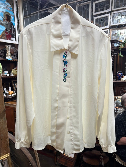 CREAM SHIRT WITH FLORAL ON BUTTON OVERLAY