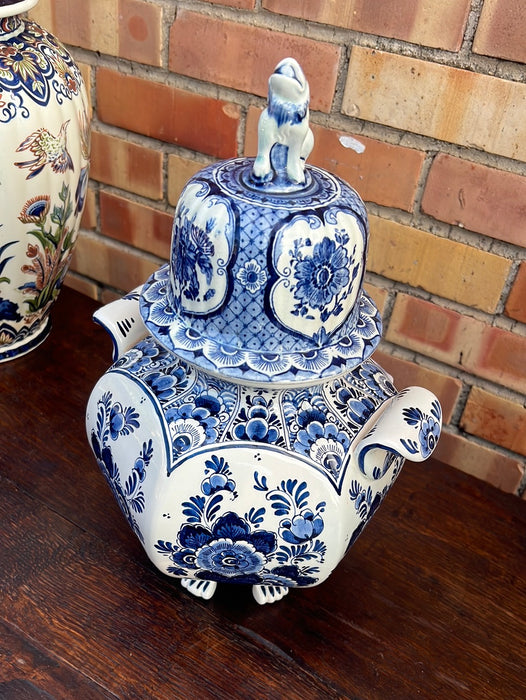 MEDIUM DELFT FLORAL GINGER JAR WITH FOO DOG AND HANDLES