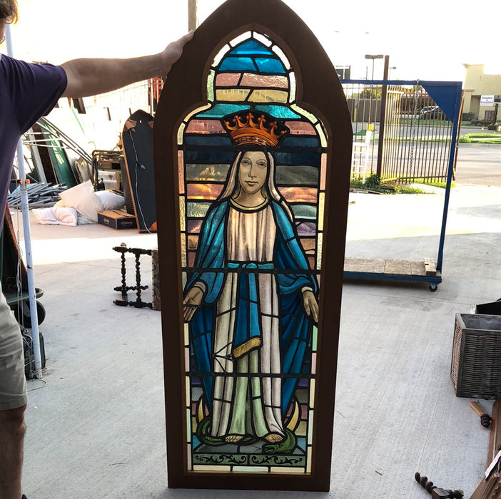 TREFOIL ARCH FORM FIGURAL STAINED GLASS WINDOW