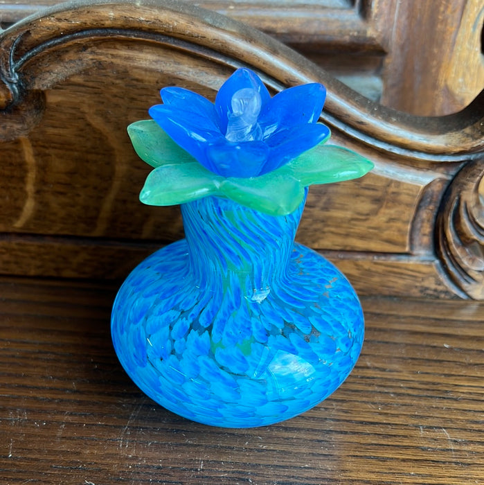 SMALL PERIWINKLE AND GREEN GLASS FLOWER IN AQUA VASE