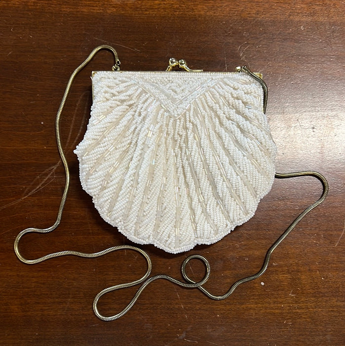 SMALL WHITE BEADED SHELL SHAPED PURSE