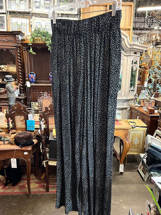 BLACK WIDE LEG PANTS WITH LITTLE WHITE FLOWERS