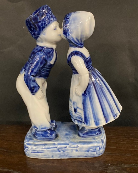 DELFT BOY AND GIRL KISSING FIGURINE