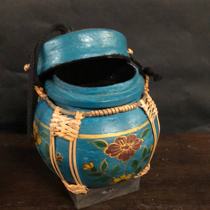 SMALL PAINTED BLUE CHINESE BASKET WITH LID