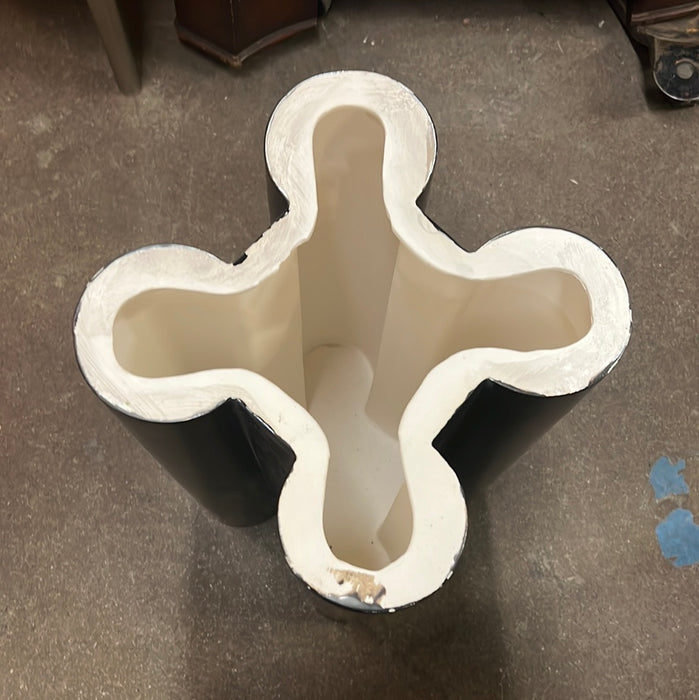 MIRROR TOP SIDE TABLE WITH CLOVER SHAPED BASE