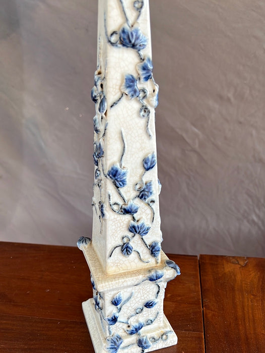 AS FOUND SMALL ANTIQUE CHINESE BLUE AND WHITE OBELISK
