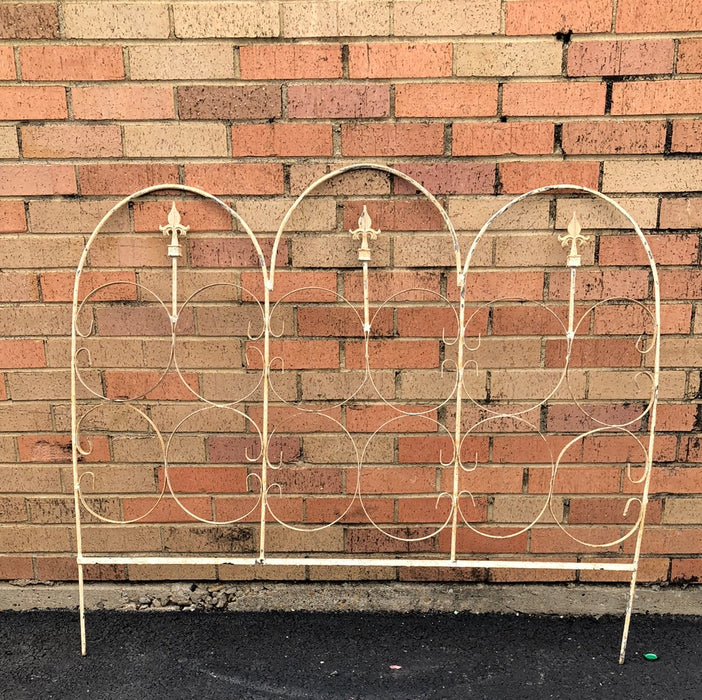 FENCE PANEL WITH 3 FLUER DI LIS IN HOOPS-IVORY