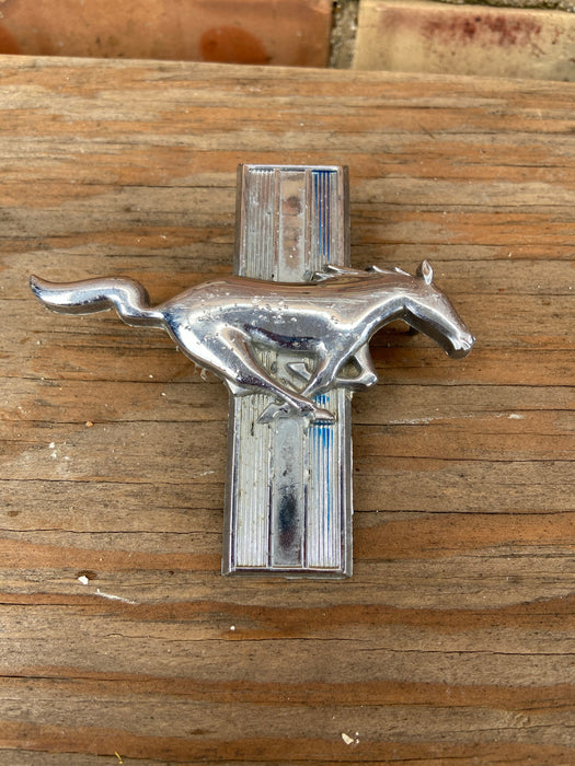 SMALL FORD MUSTANG EMBLEM