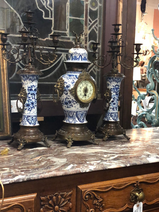 BLUE AND WHTE DELFT CLOCK WITH GARNITURES (INCLUDES KEY AND PENDULUM)