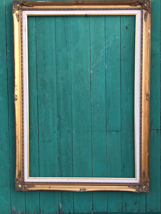 MEDIUM GOLD FRAME WITH LINEN FILET