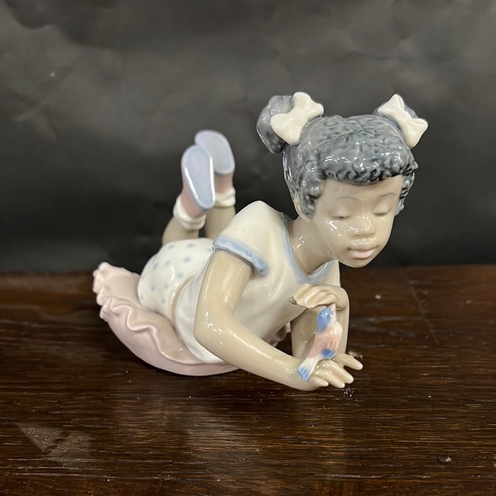 LLADRO FIGURE OF LITTLE GIRL