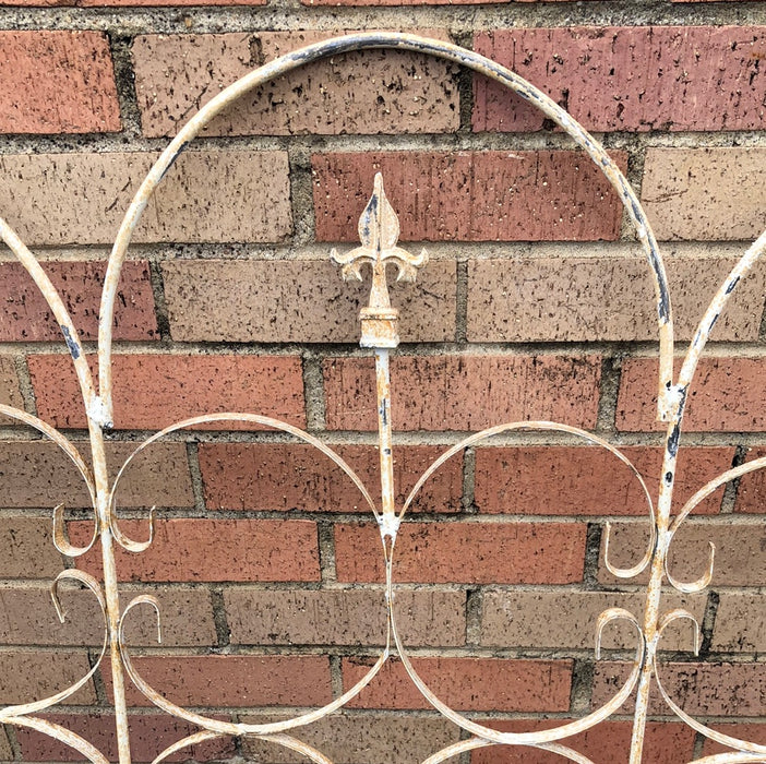 FENCE PANEL WITH 3 FLUER DI LIS IN HOOPS-IVORY