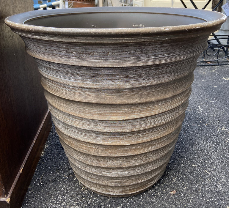 LARGE ROUND GRAY RESIN PLANTER