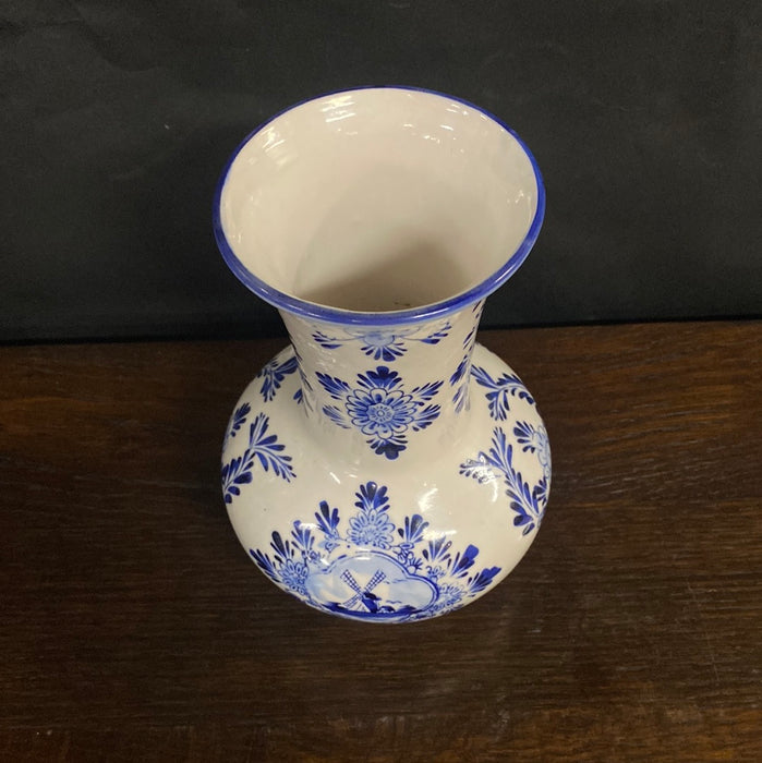 SMALL BULBOUS DELFT VASE