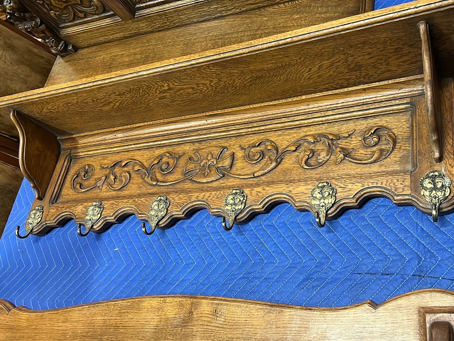 FOLIATE CARVED OAK WALL SHELF WITH HOOKS AND FLEUR DE LIS