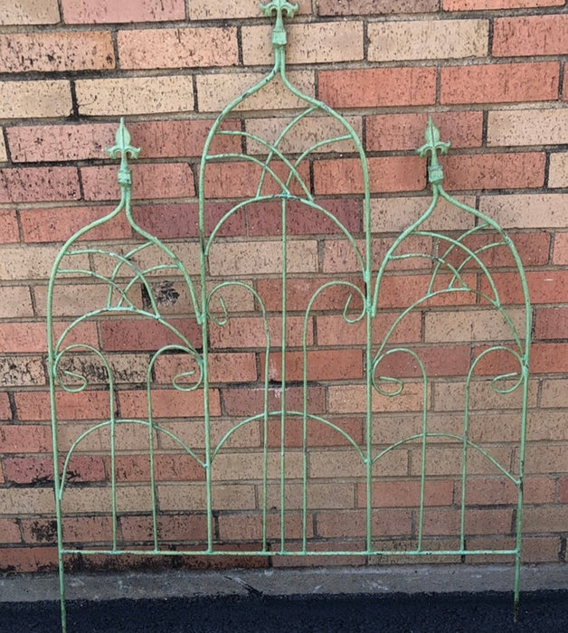 FENCE PANEL WITH 3 GOTHIC ARCHES AND FLUER DI LIS-GREEN