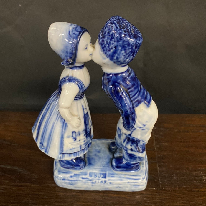 DELFT BOY AND GIRL KISSING FIGURINE