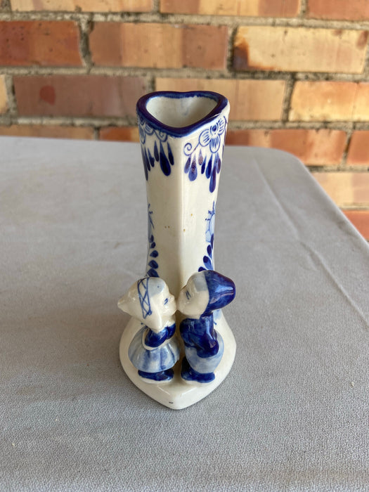 DELFT HEART SHAPED VASE WITH KISSING COUPLE