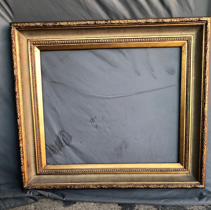 MEDIUM ANTIQUE GOLD FRAME WITH LAUREL LEAVE TRIM