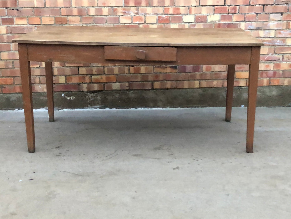 PEGGED 19TH CENTURY TAPER LEG FARMHOUSE TABLE WITH DRAWER