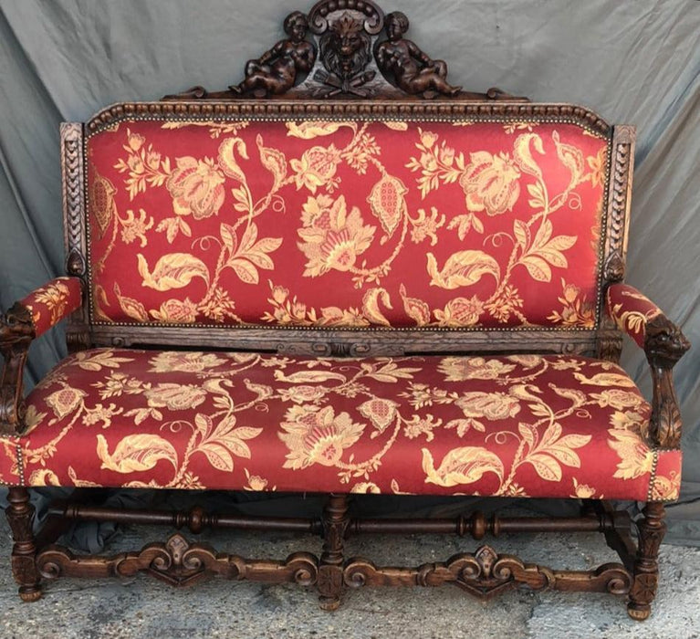 LARGE CARVED SETTEE WITH LIONS AND PUTTI
