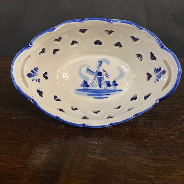 SMALL DELFT LATTICE WORK BASKET WITH WINDMILL