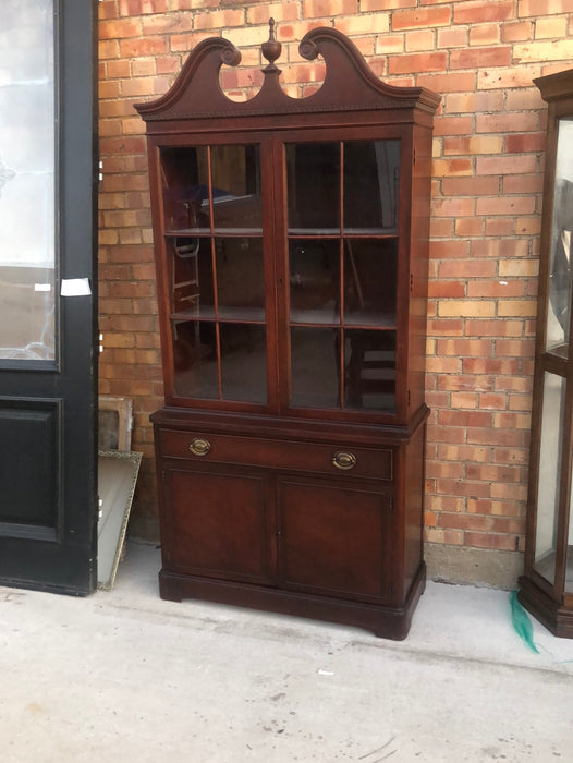 MAHOGANY FEDERAL STYLE CHINA CABINET