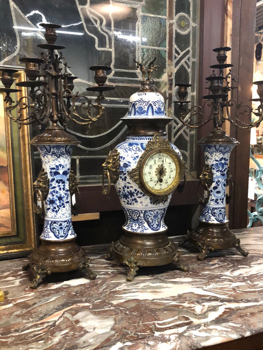 BLUE AND WHTE DELFT CLOCK WITH GARNITURES (INCLUDES KEY AND PENDULUM)