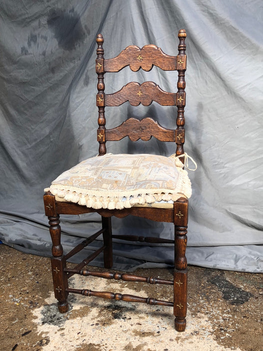 SINGLE EARLY OAK LADDER BACK CHAIR WITH INCISING