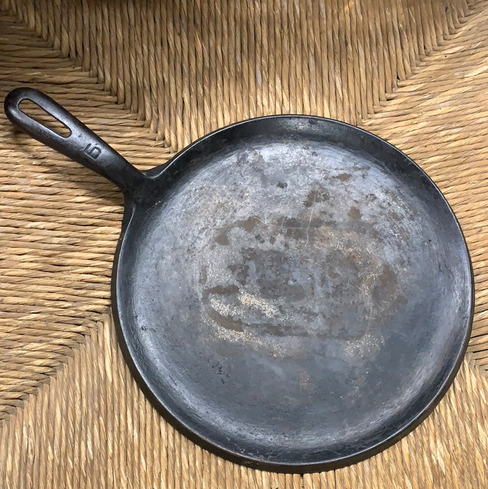 ROUND CAST IRON SKILLET
