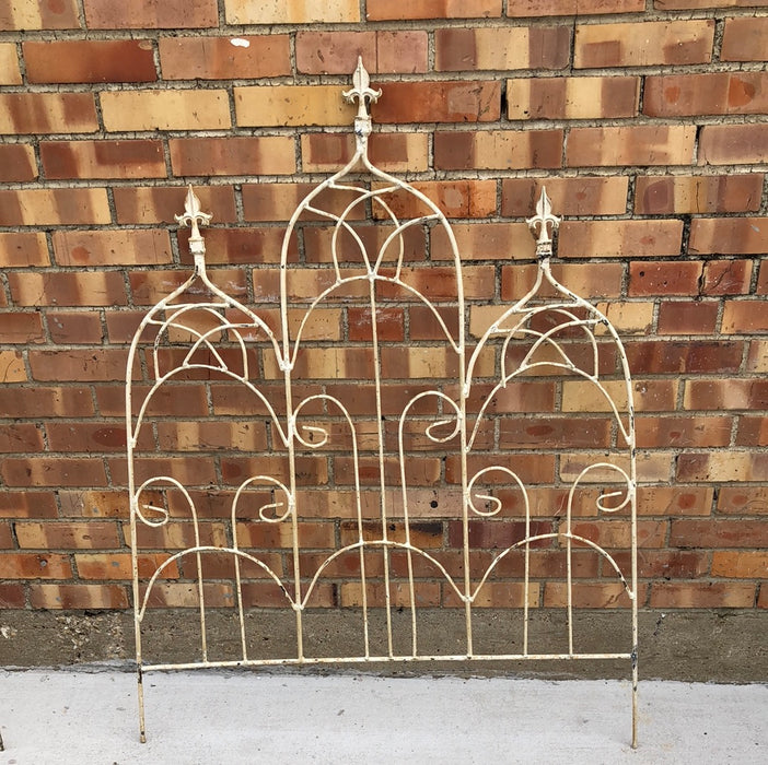 FENCE PANEL WITH 3 GOTHIC ARCHES AND FLUER DI LIS-IVORY