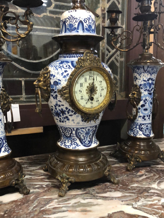 BLUE AND WHTE DELFT CLOCK WITH GARNITURES (INCLUDES KEY AND PENDULUM)