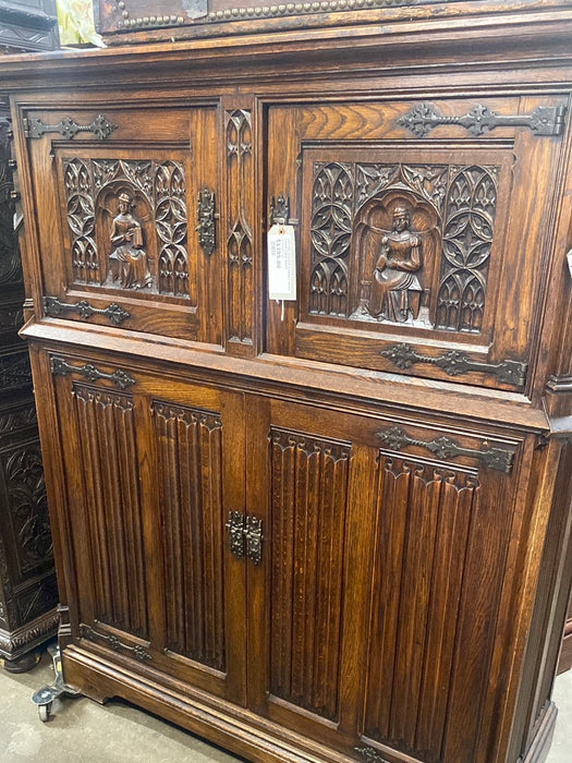 GOTHIC 4 DOOR CABINET WITH LINEN FOLD SIDES